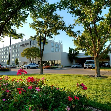 Hotel Doubletree By Hilton Wichita Airport Extérieur photo