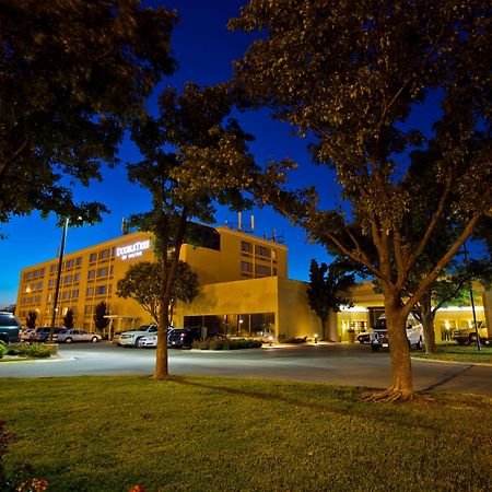 Hotel Doubletree By Hilton Wichita Airport Extérieur photo