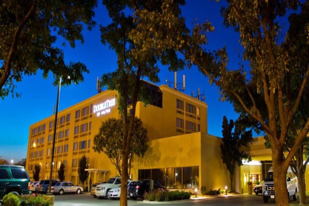 Hotel Doubletree By Hilton Wichita Airport Extérieur photo
