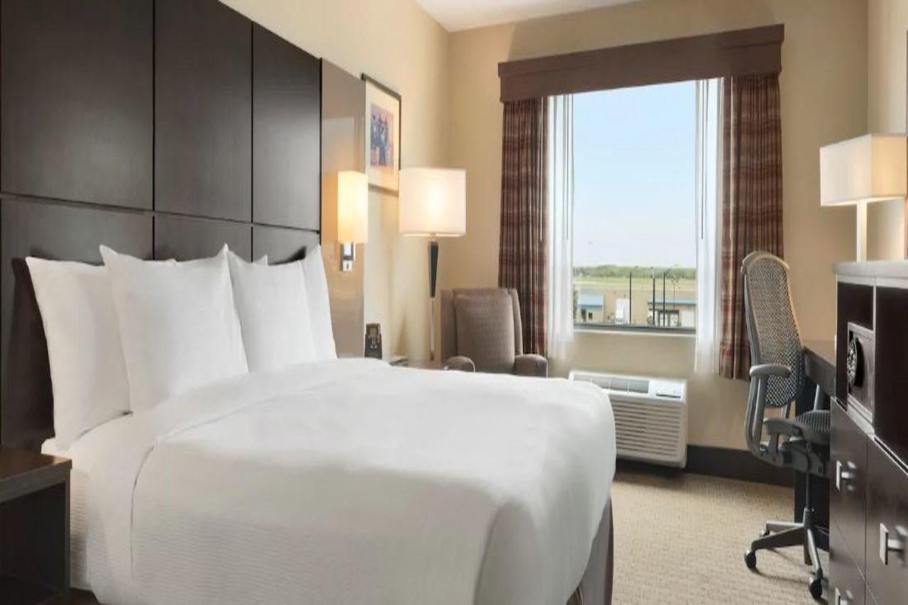 Hotel Doubletree By Hilton Wichita Airport Extérieur photo