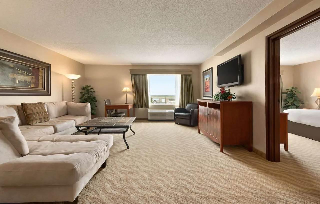 Hotel Doubletree By Hilton Wichita Airport Extérieur photo