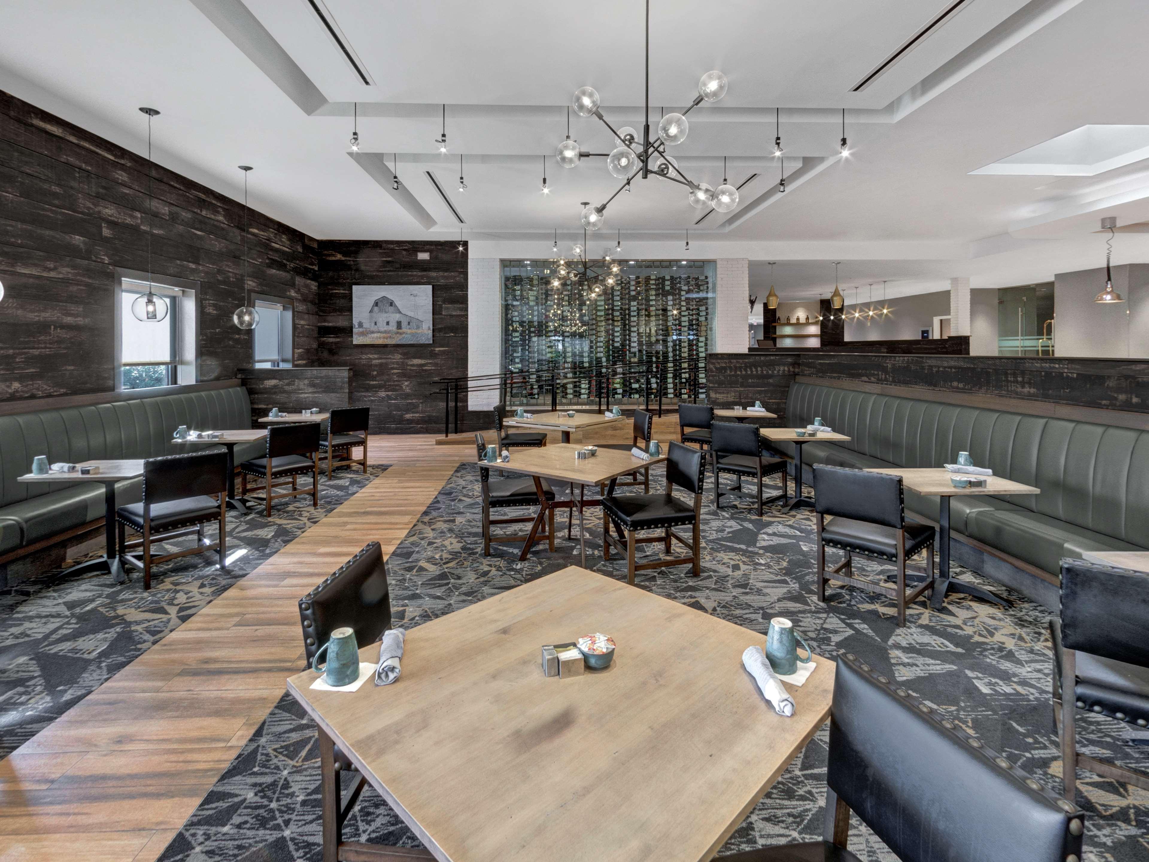 Hotel Doubletree By Hilton Wichita Airport Extérieur photo
