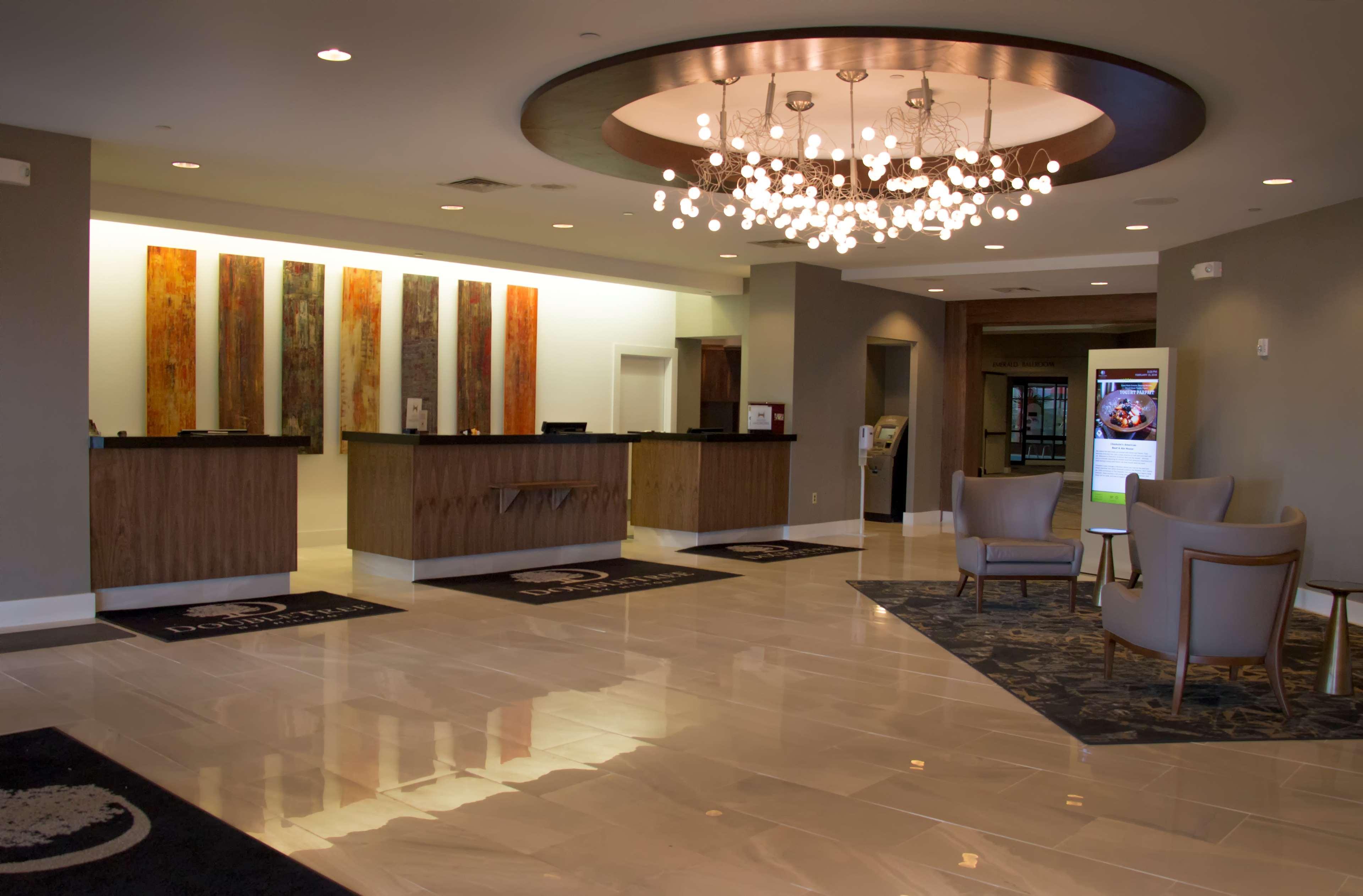 Hotel Doubletree By Hilton Wichita Airport Extérieur photo
