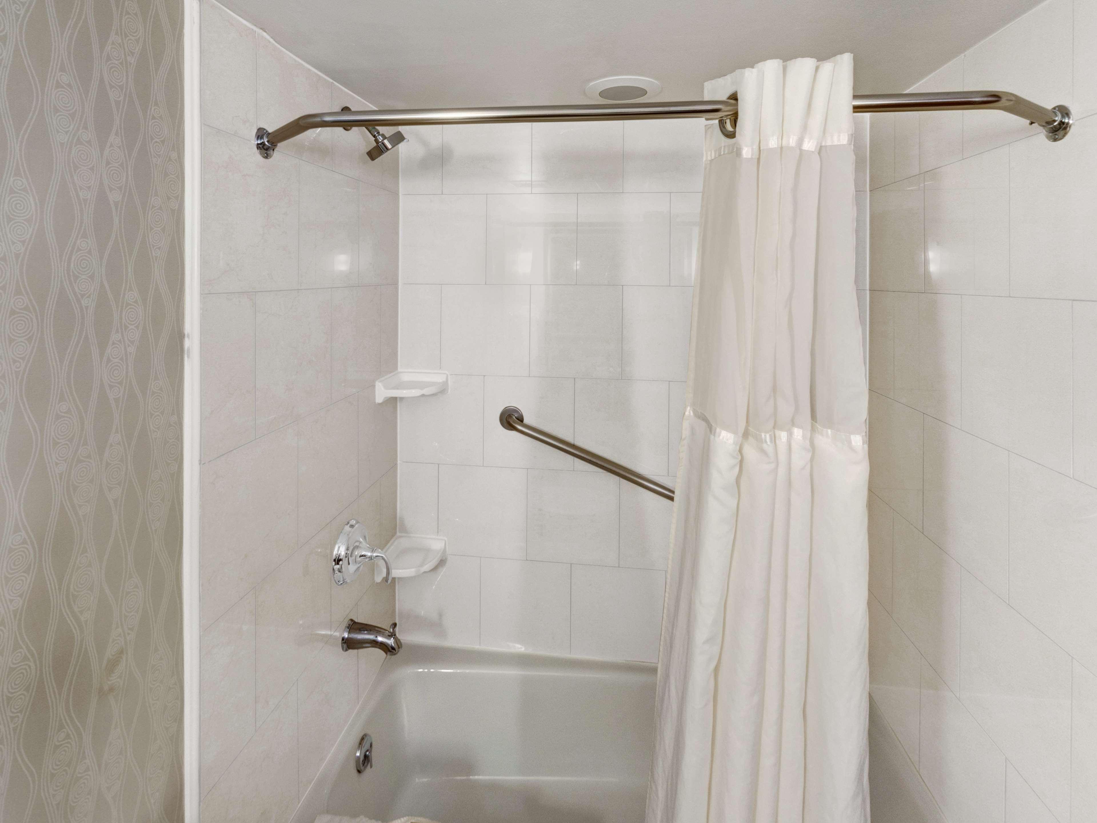Hotel Doubletree By Hilton Wichita Airport Extérieur photo