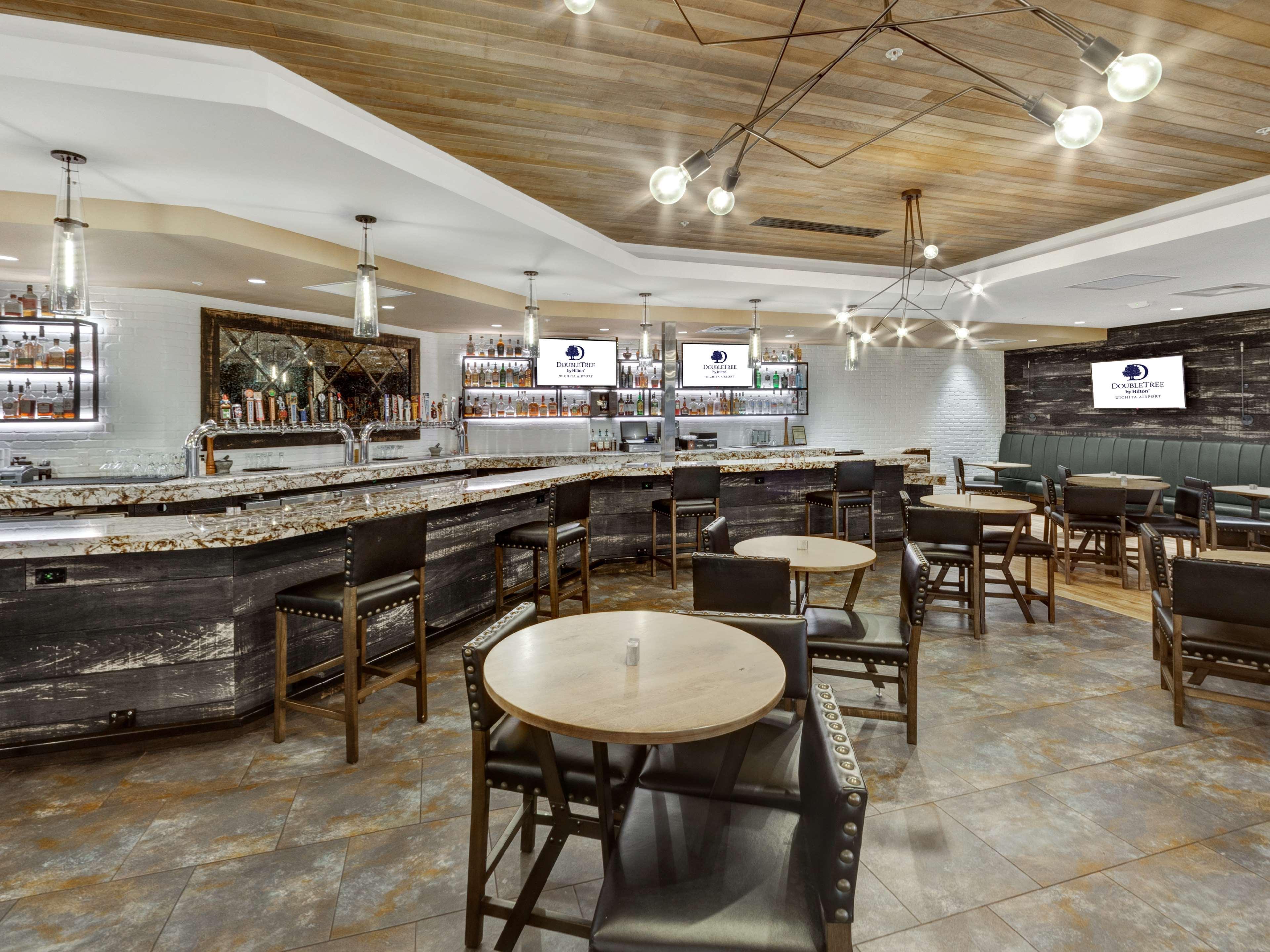 Hotel Doubletree By Hilton Wichita Airport Extérieur photo