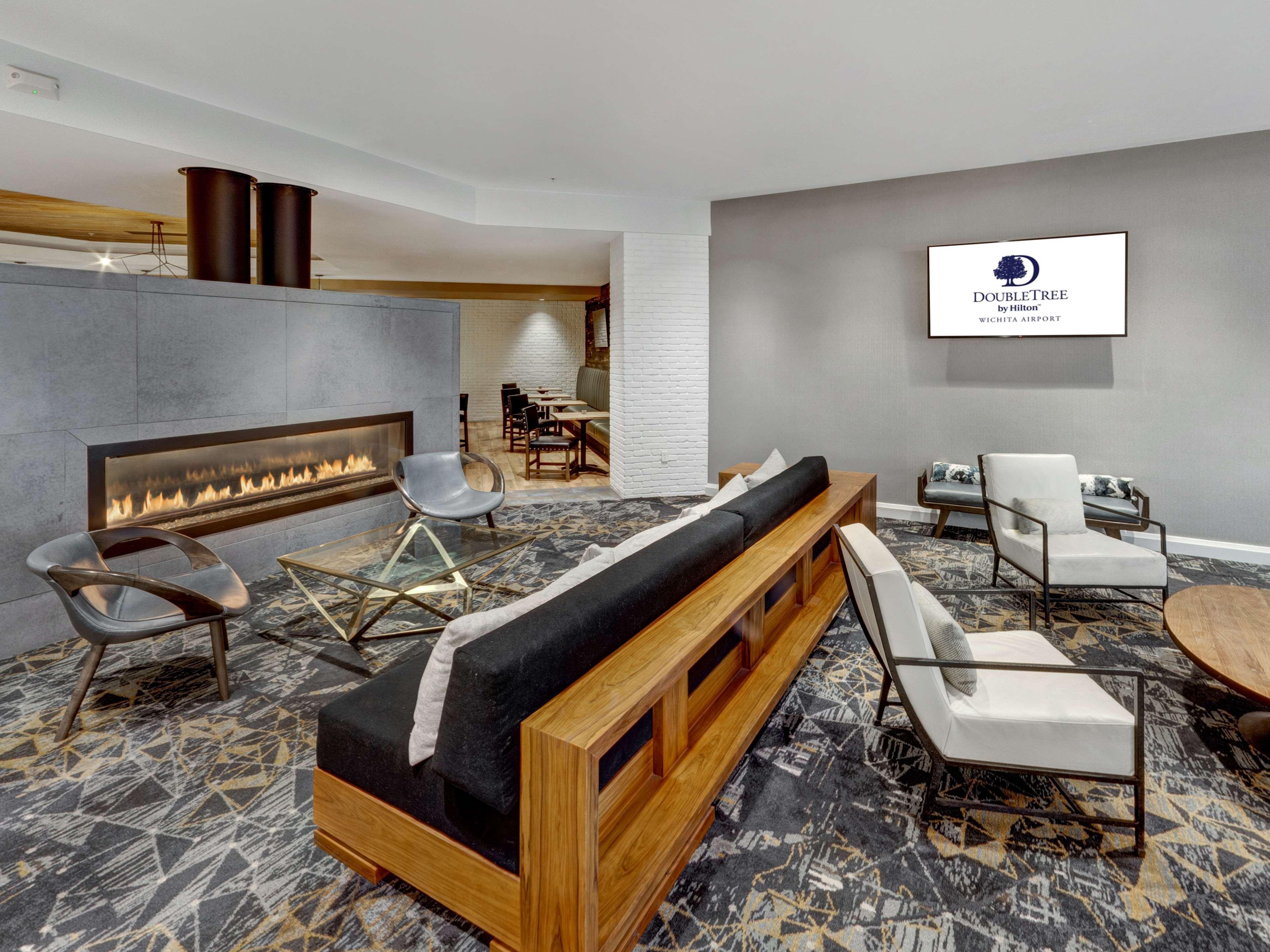 Hotel Doubletree By Hilton Wichita Airport Extérieur photo