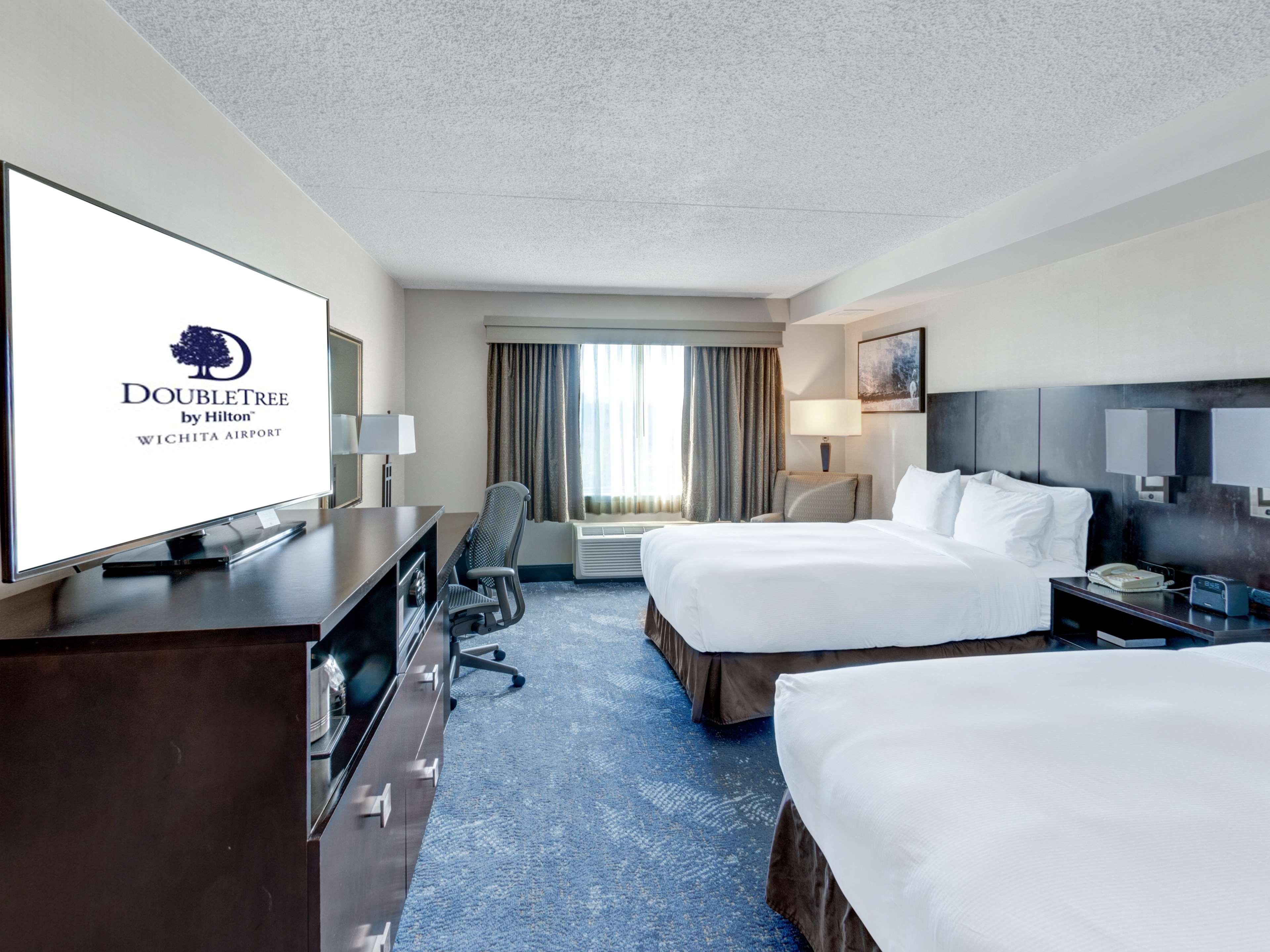 Hotel Doubletree By Hilton Wichita Airport Extérieur photo