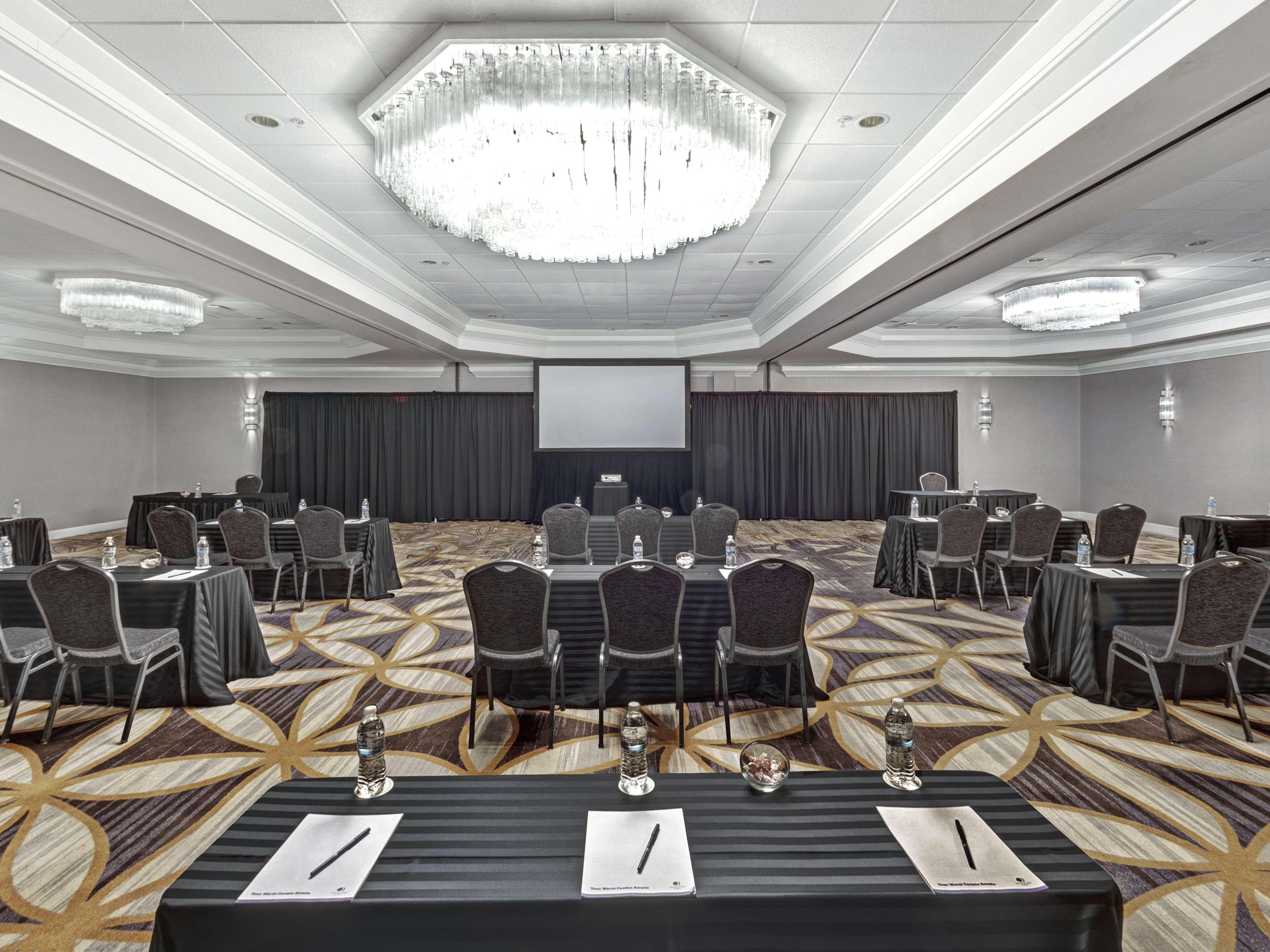 Hotel Doubletree By Hilton Wichita Airport Extérieur photo