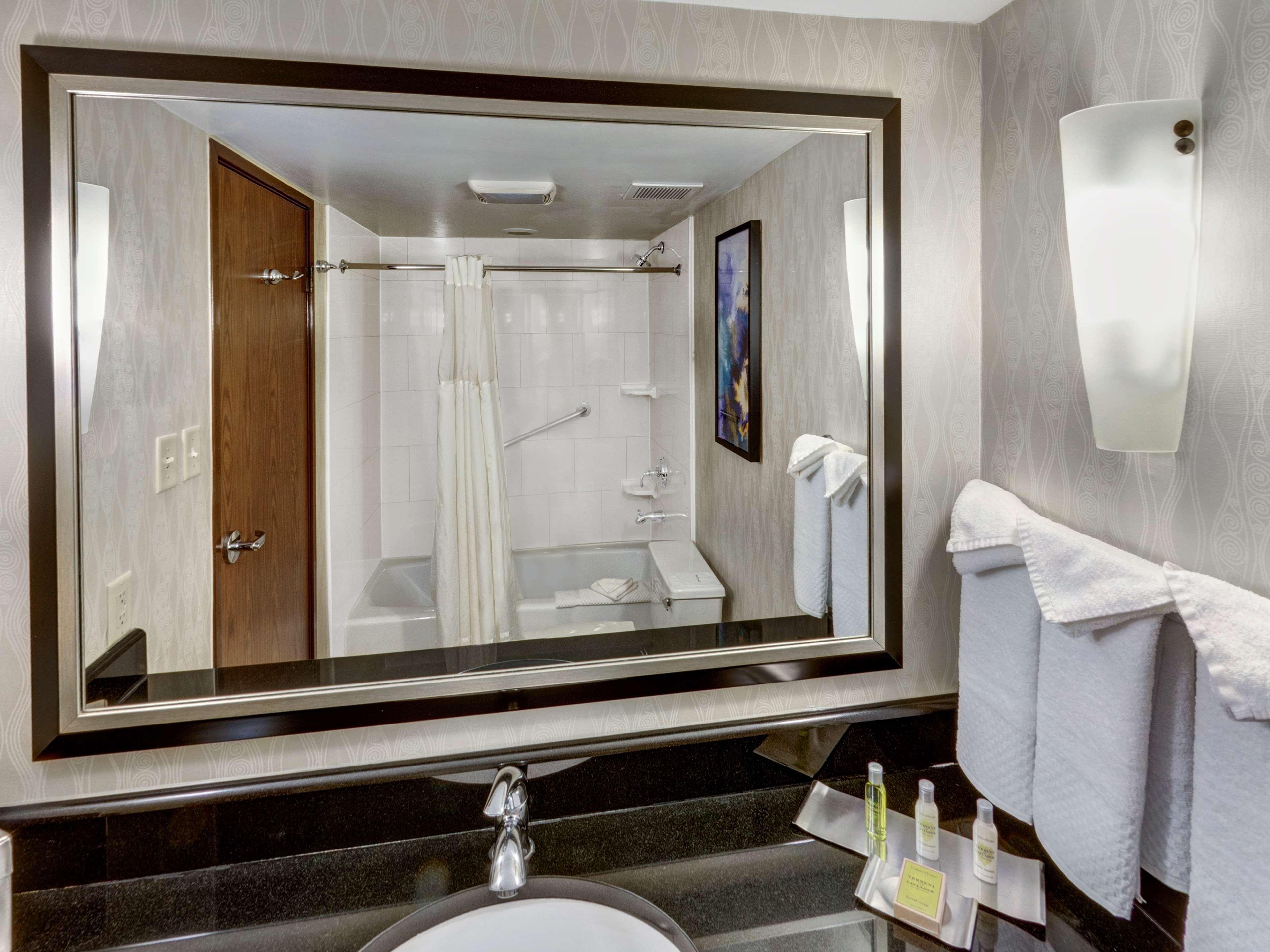 Hotel Doubletree By Hilton Wichita Airport Extérieur photo