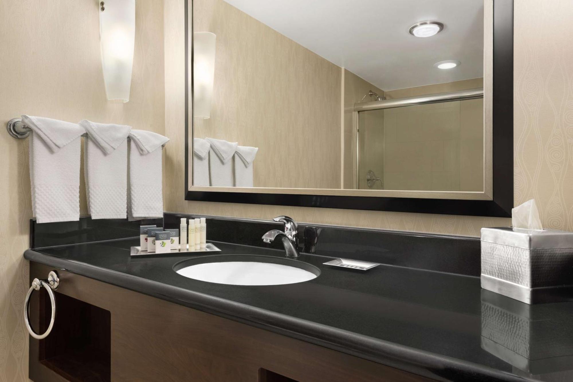 Hotel Doubletree By Hilton Wichita Airport Extérieur photo