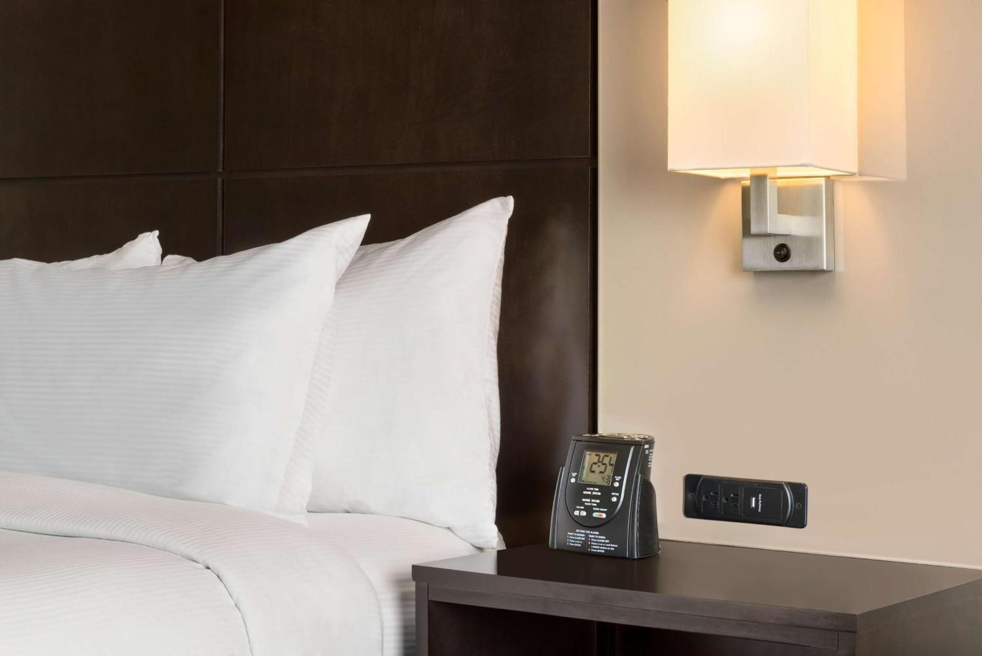 Hotel Doubletree By Hilton Wichita Airport Extérieur photo