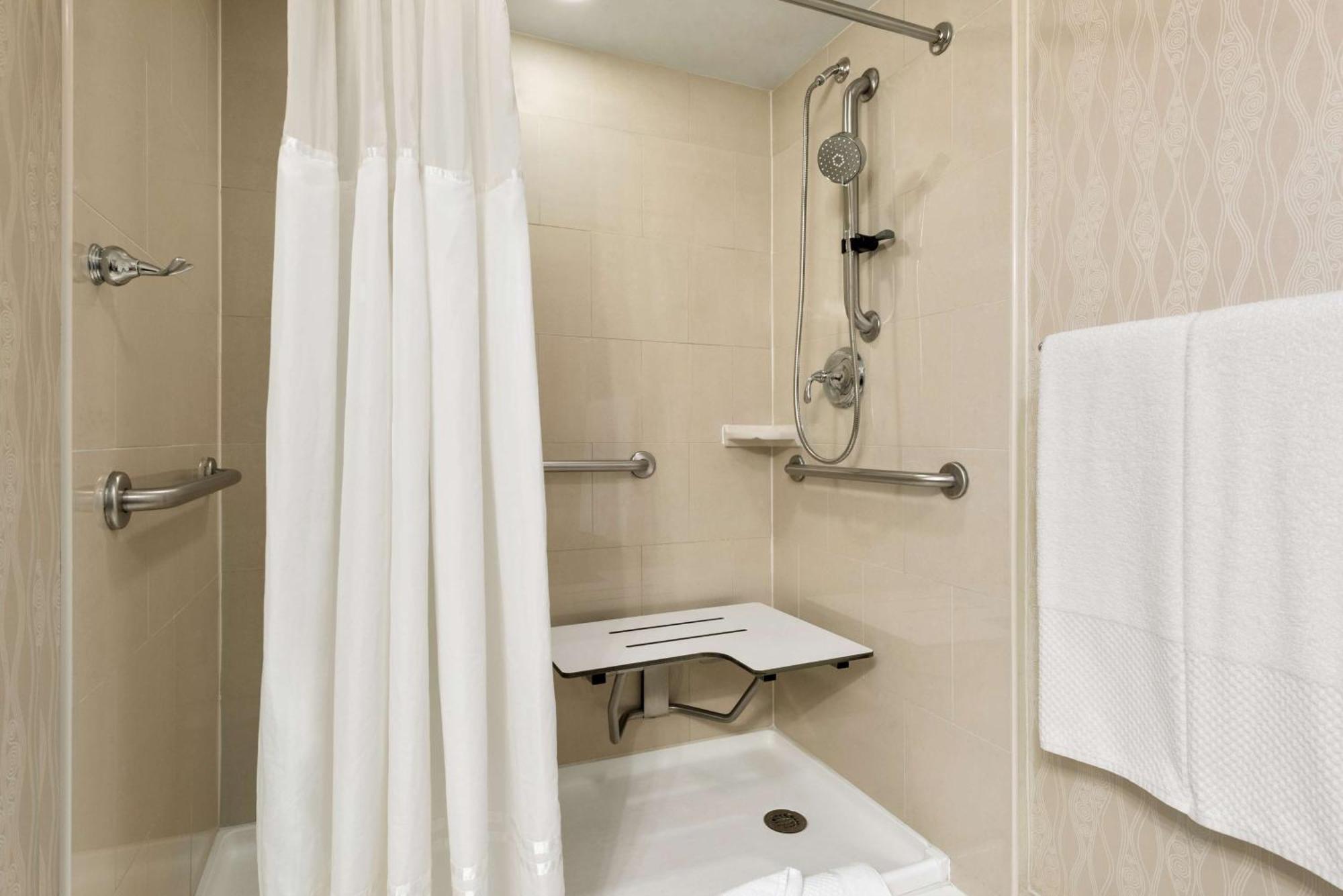 Hotel Doubletree By Hilton Wichita Airport Extérieur photo