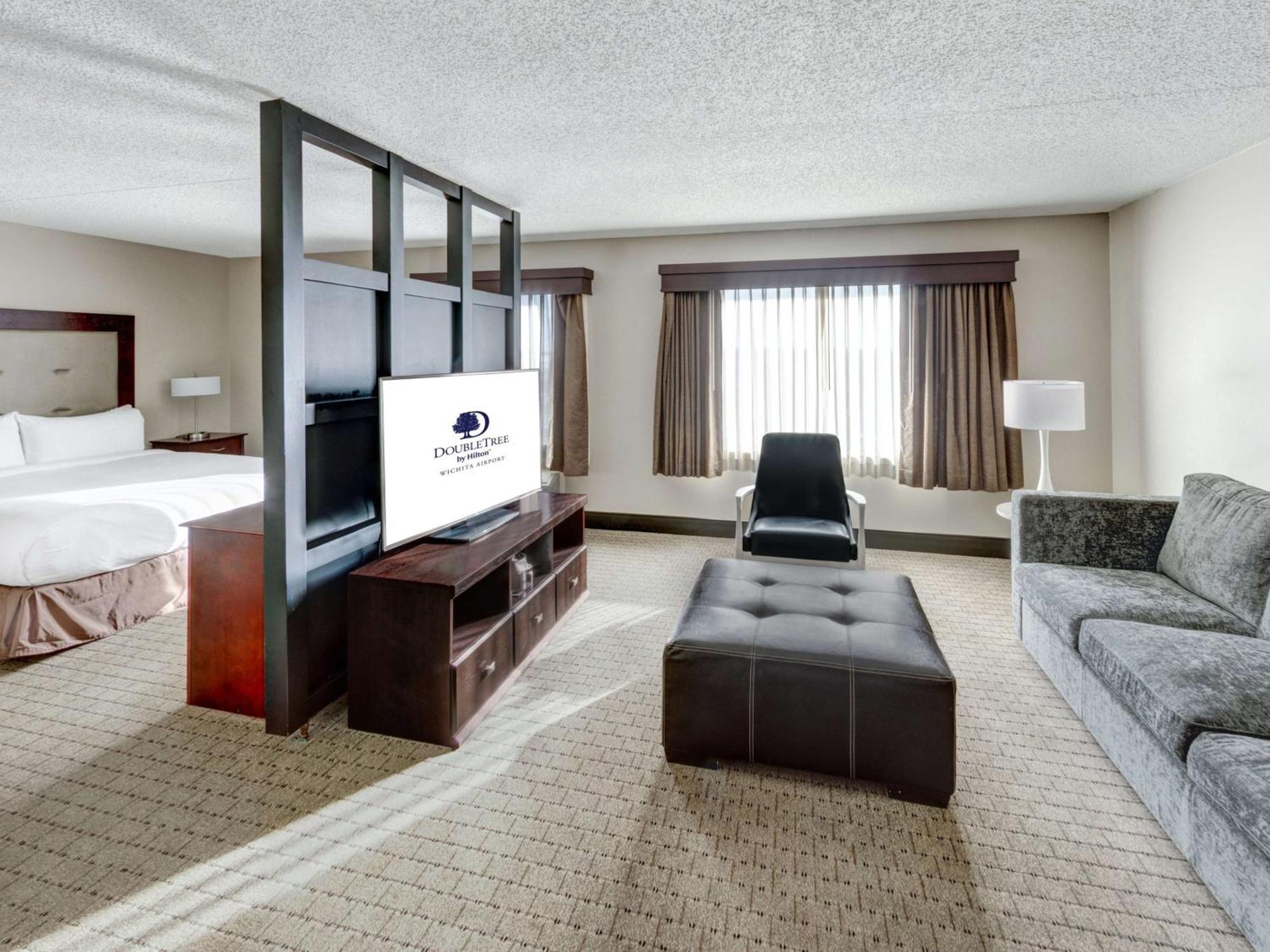 Hotel Doubletree By Hilton Wichita Airport Extérieur photo
