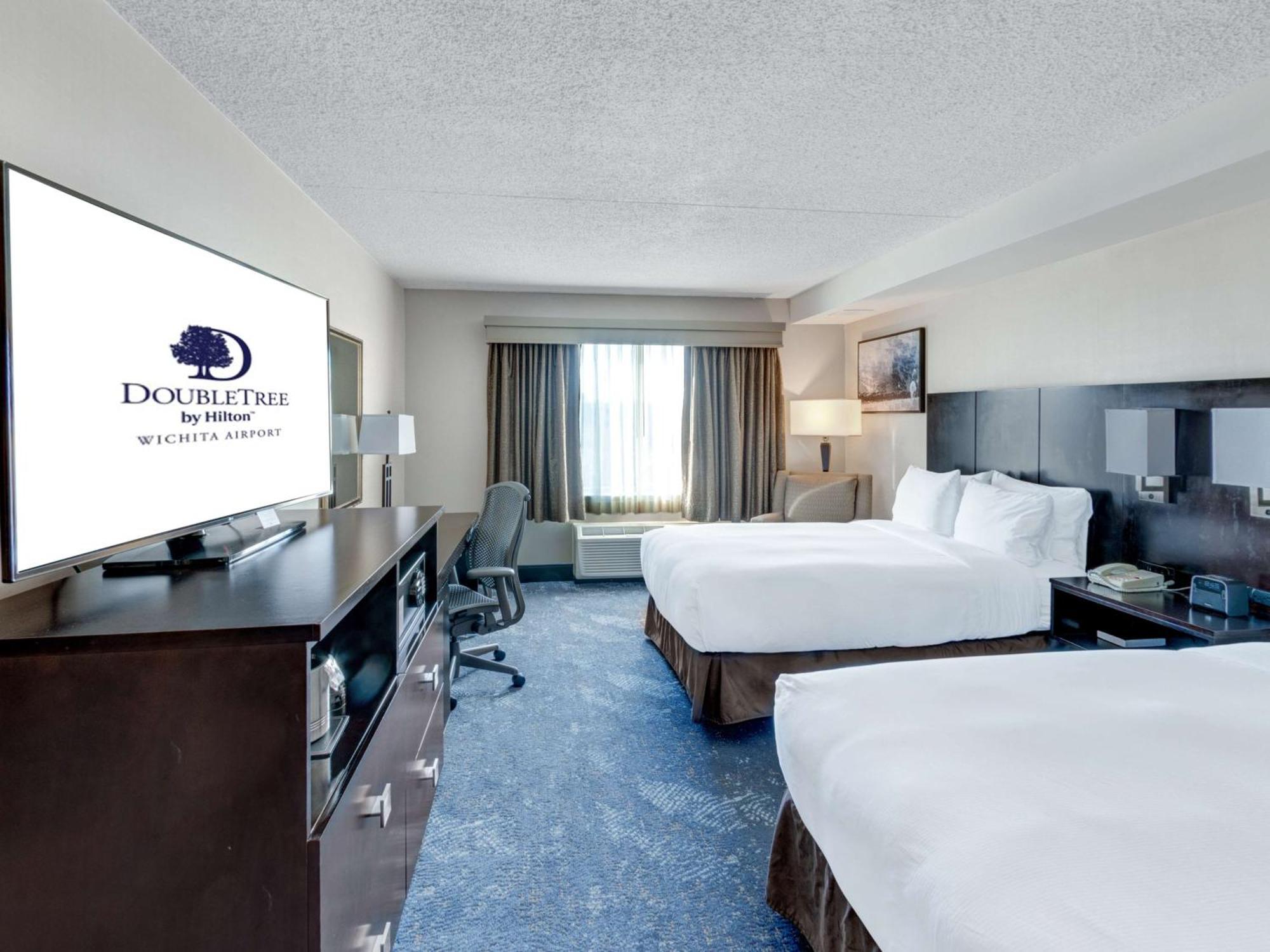 Hotel Doubletree By Hilton Wichita Airport Extérieur photo