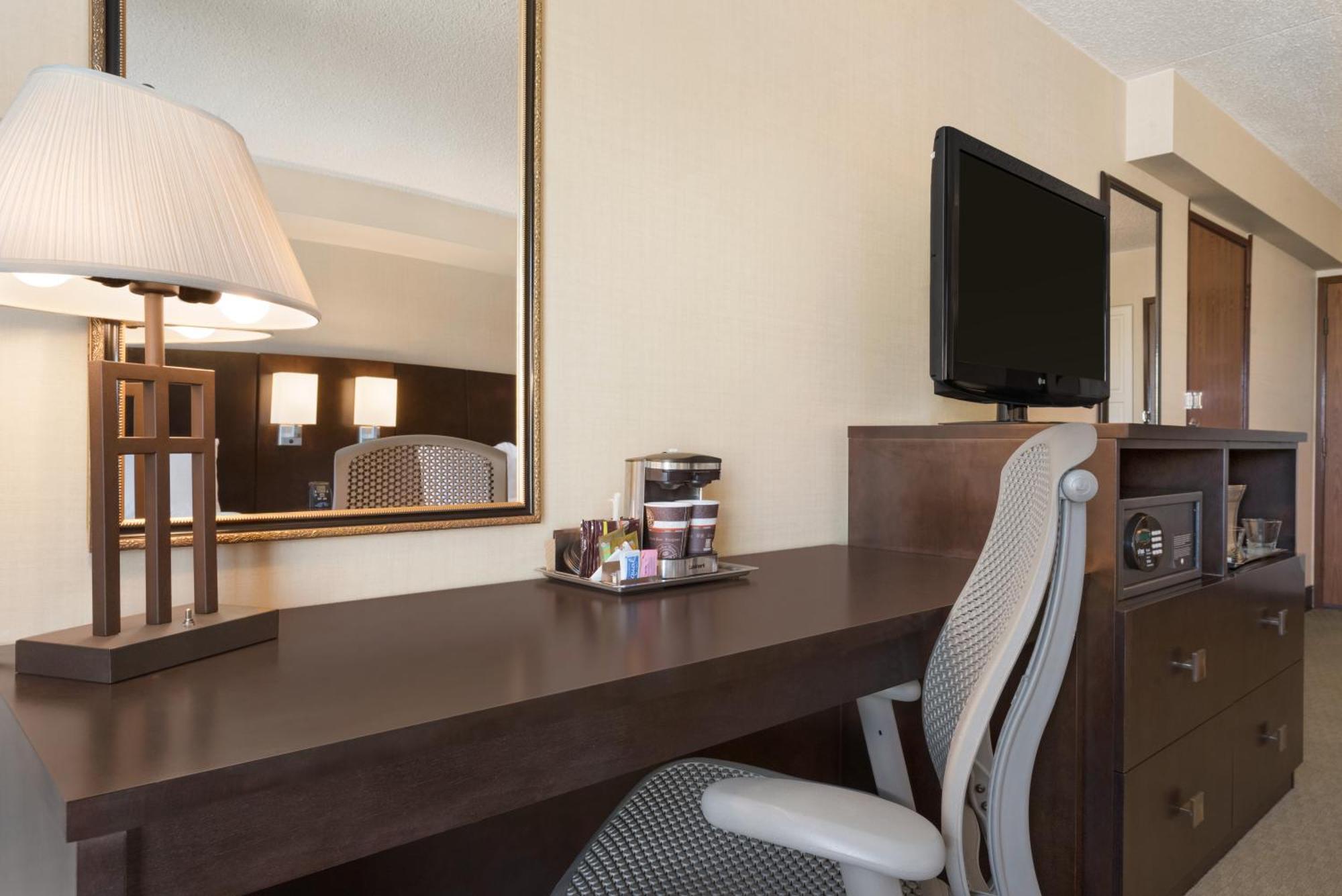 Hotel Doubletree By Hilton Wichita Airport Extérieur photo