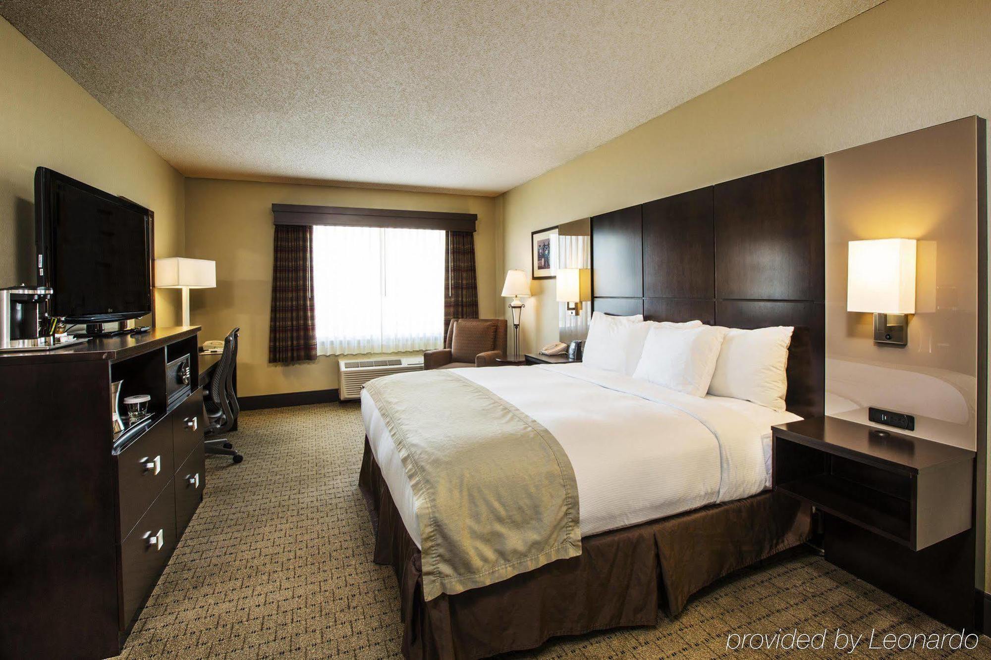 Hotel Doubletree By Hilton Wichita Airport Extérieur photo