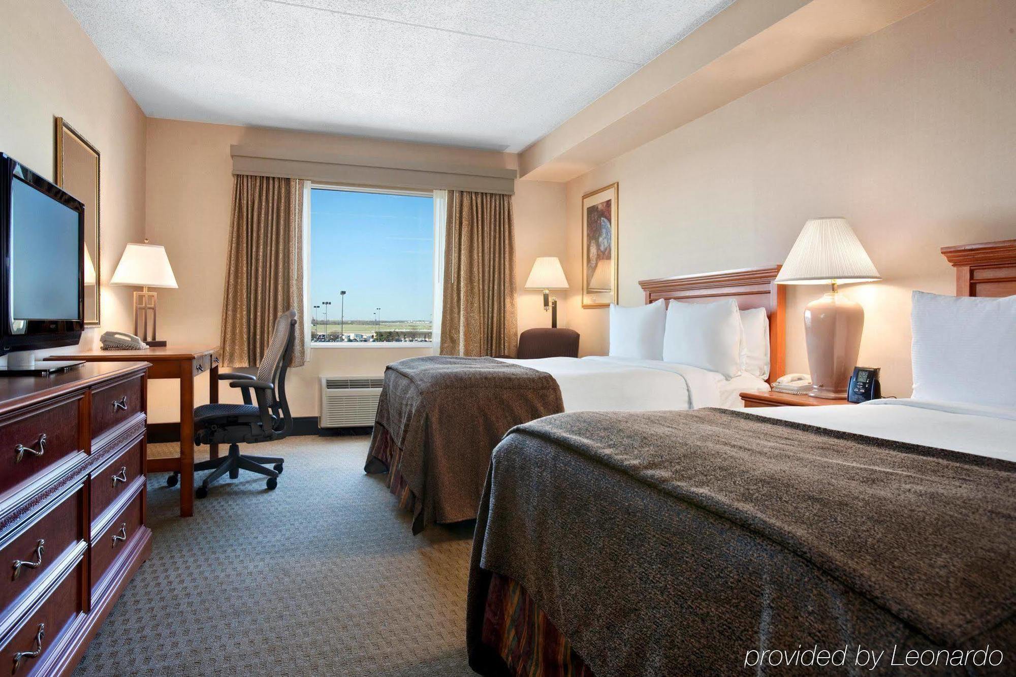 Hotel Doubletree By Hilton Wichita Airport Extérieur photo