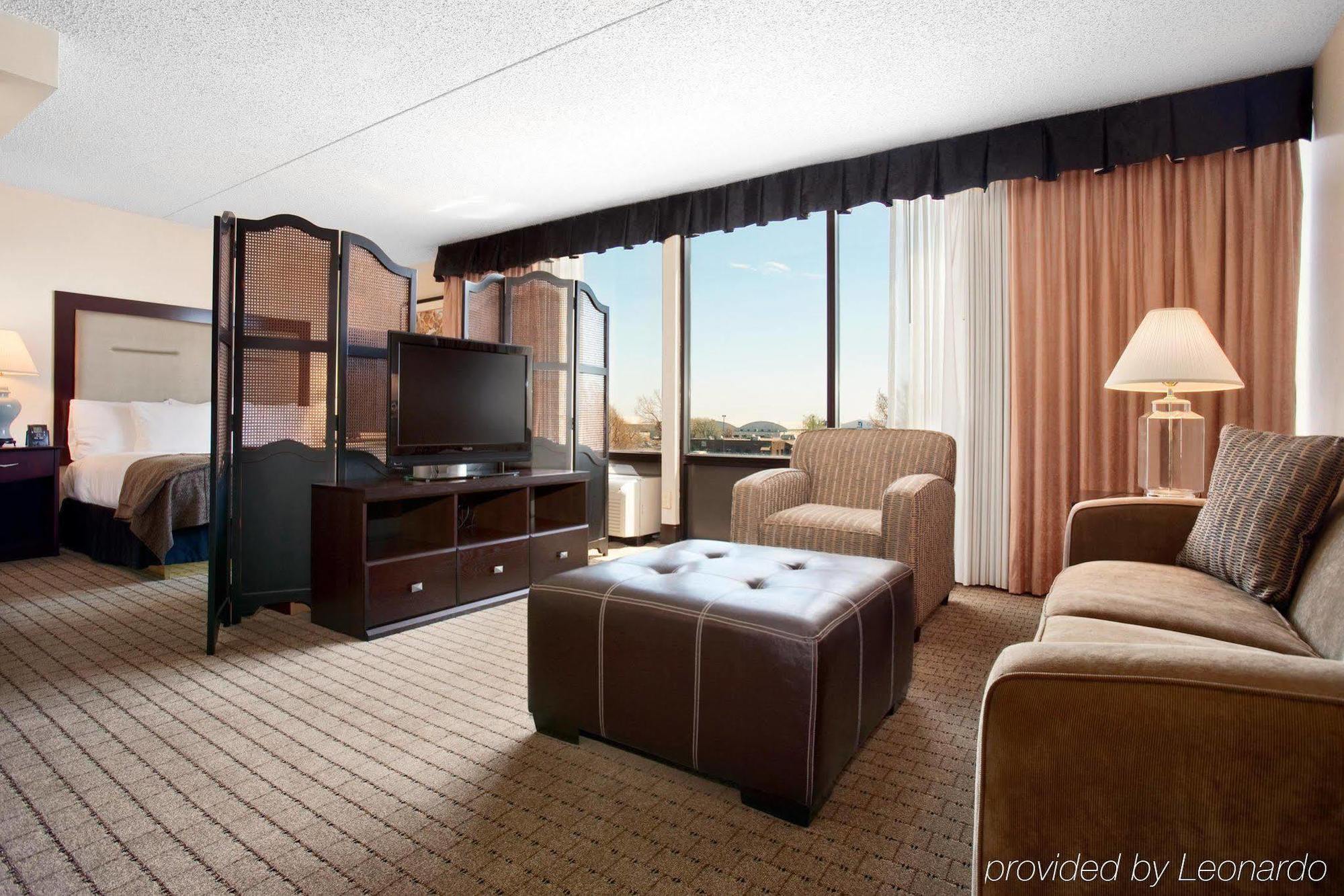 Hotel Doubletree By Hilton Wichita Airport Chambre photo