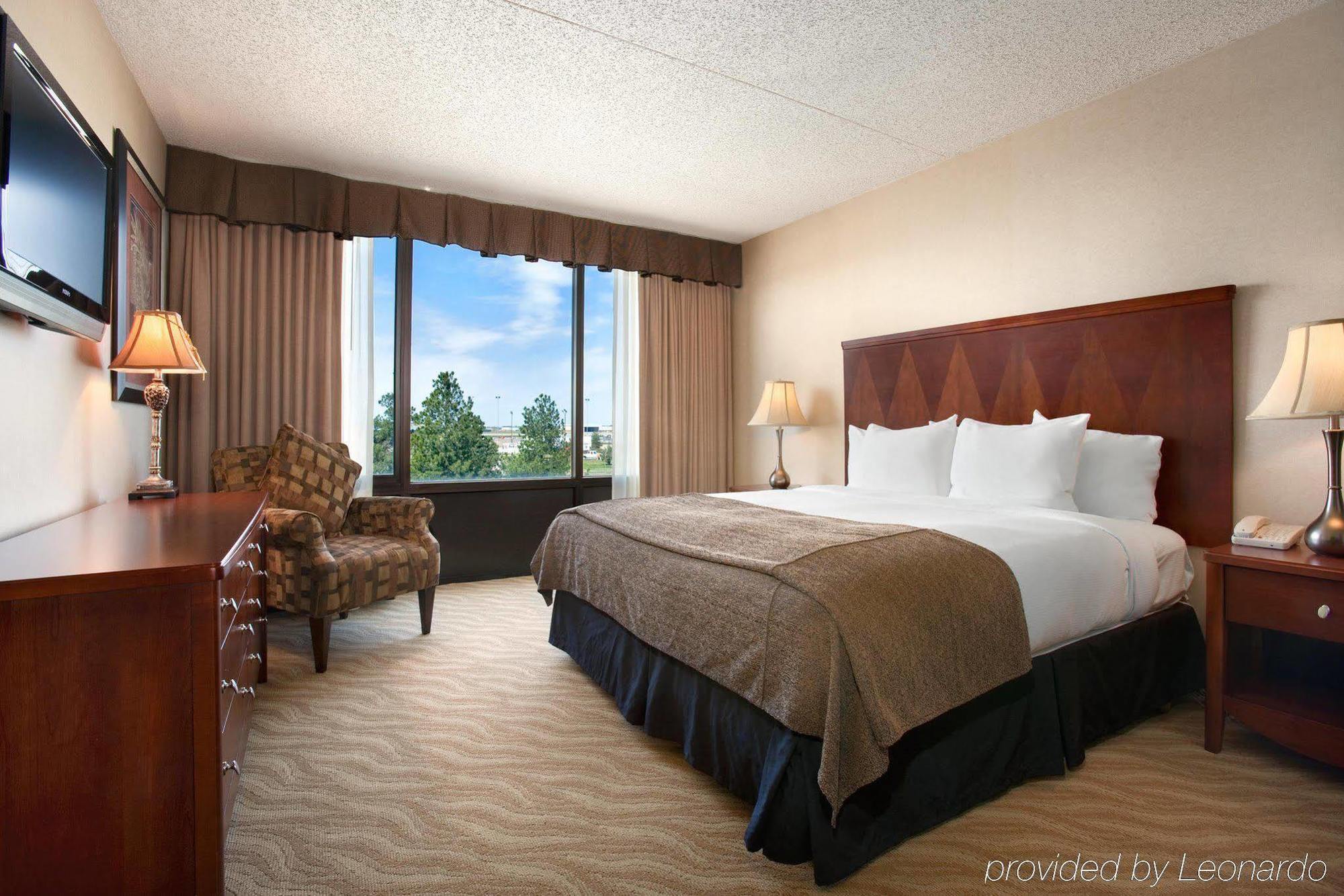 Hotel Doubletree By Hilton Wichita Airport Extérieur photo