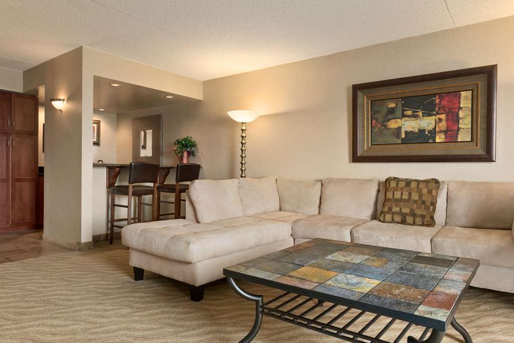 Hotel Doubletree By Hilton Wichita Airport Extérieur photo